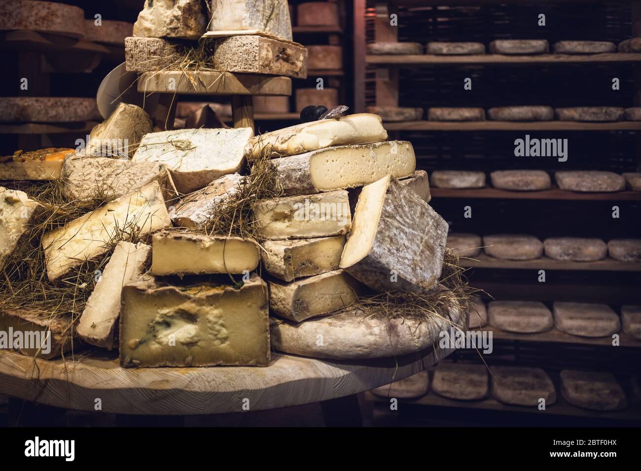 italienische Toma (Hartkäse) würzen in einem kalten und dunklen Keller Stockfoto