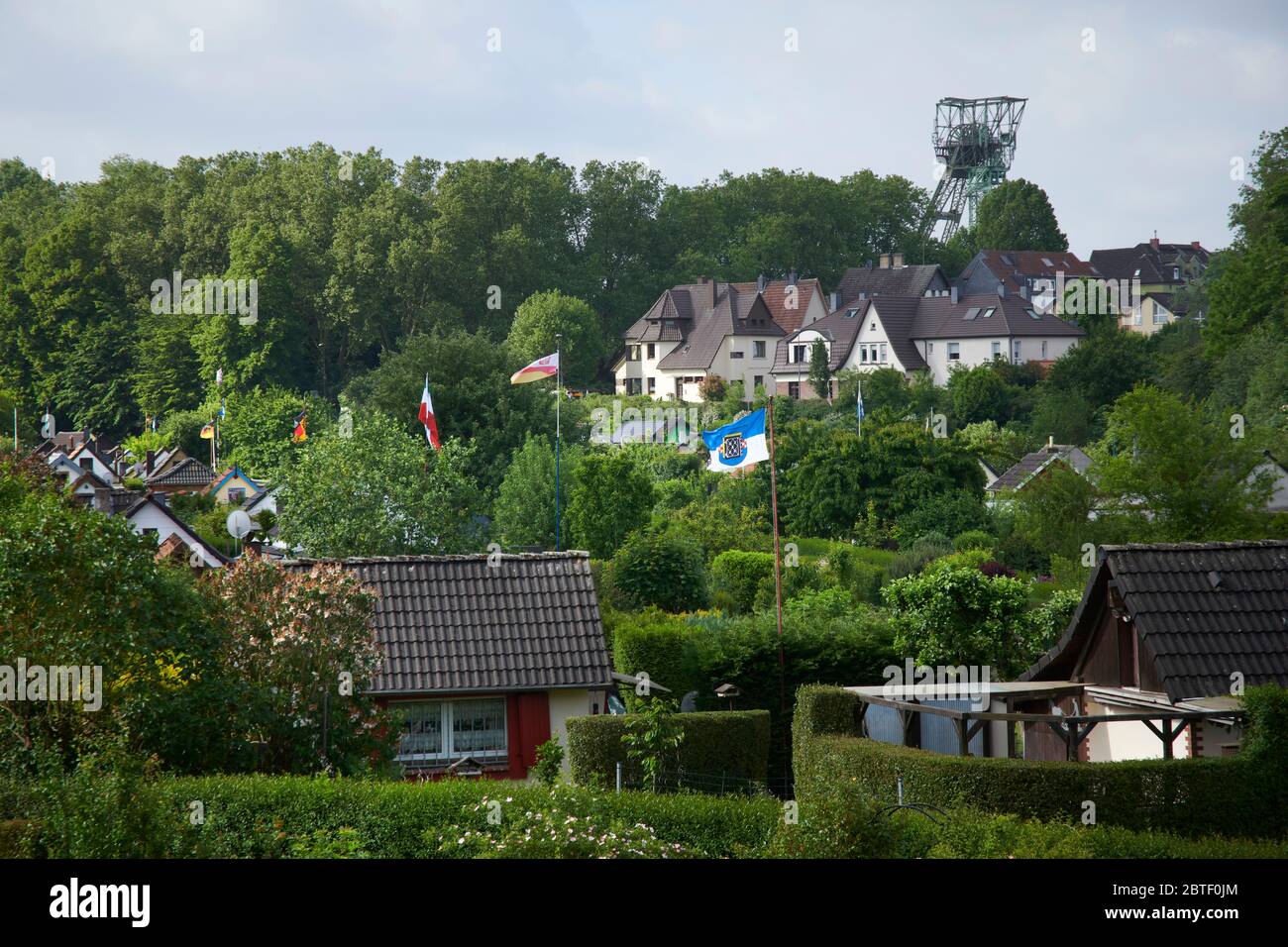 Kleingartenanlage Carolinenglueck im Schatten des Förderturms der ehemaligen Zeche Carolinenglueck in Bochum Hamme Stockfoto