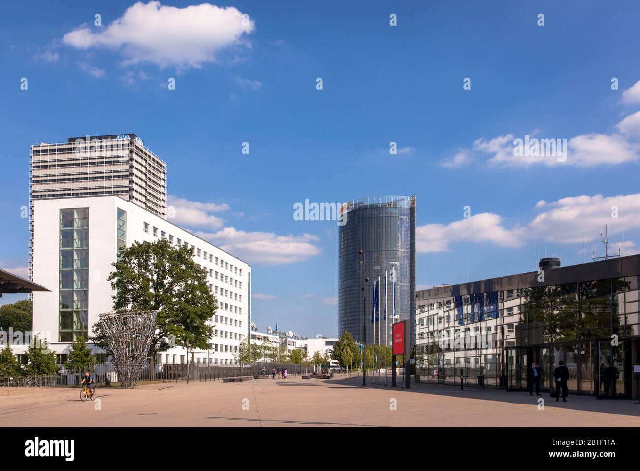 Der Postturm, Sitz des Logistikunternehmens Deutsche Post DHL Group, verließ den UN-Campus, rechts das World Conference Center, Platz der Verein Stockfoto