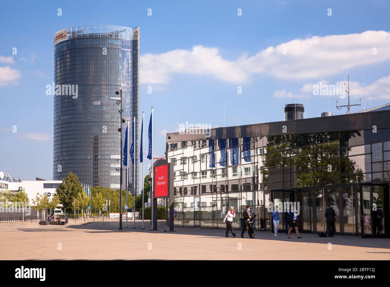 Der Postturm, Sitz des Logistikunternehmens Deutsche Post DHL Group und das World Conference Center, Platz der Vereinten Nationen, Bonn, NOR Stockfoto