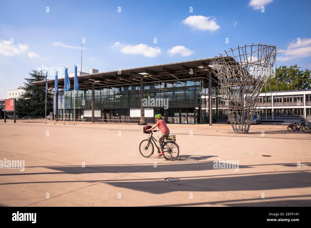 Der alte Plenarsaal des Deutschen Bundestages, heute Teil des Weltkonferenzzentrums, Platz der Vereinten Nationen, Skulptur 'Meisterhaftigkeit' von Stockfoto