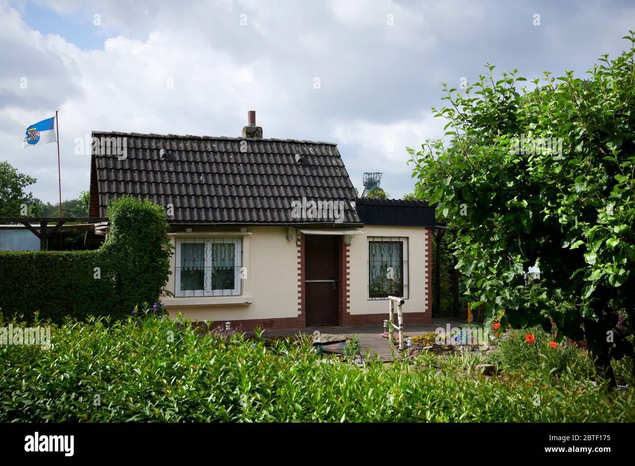 Kleingartenanlage Carolinenglueck im Schatten des Förderturms der ehemaligen Zeche Carolinenglueck in Bochum Hamme Stockfoto