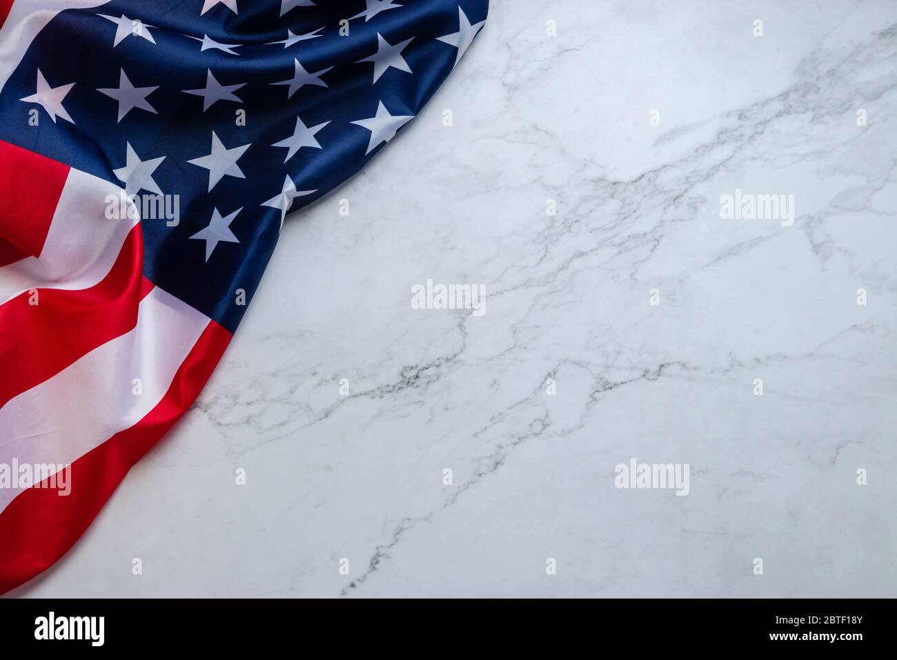 Vintage amerikanische Flagge isoliert auf mable Hintergrund mit Kopierraum für Text. Flagge amerika Hintergrund Banner für Unabhängigkeit Tag oder Feiertag feiern Stockfoto