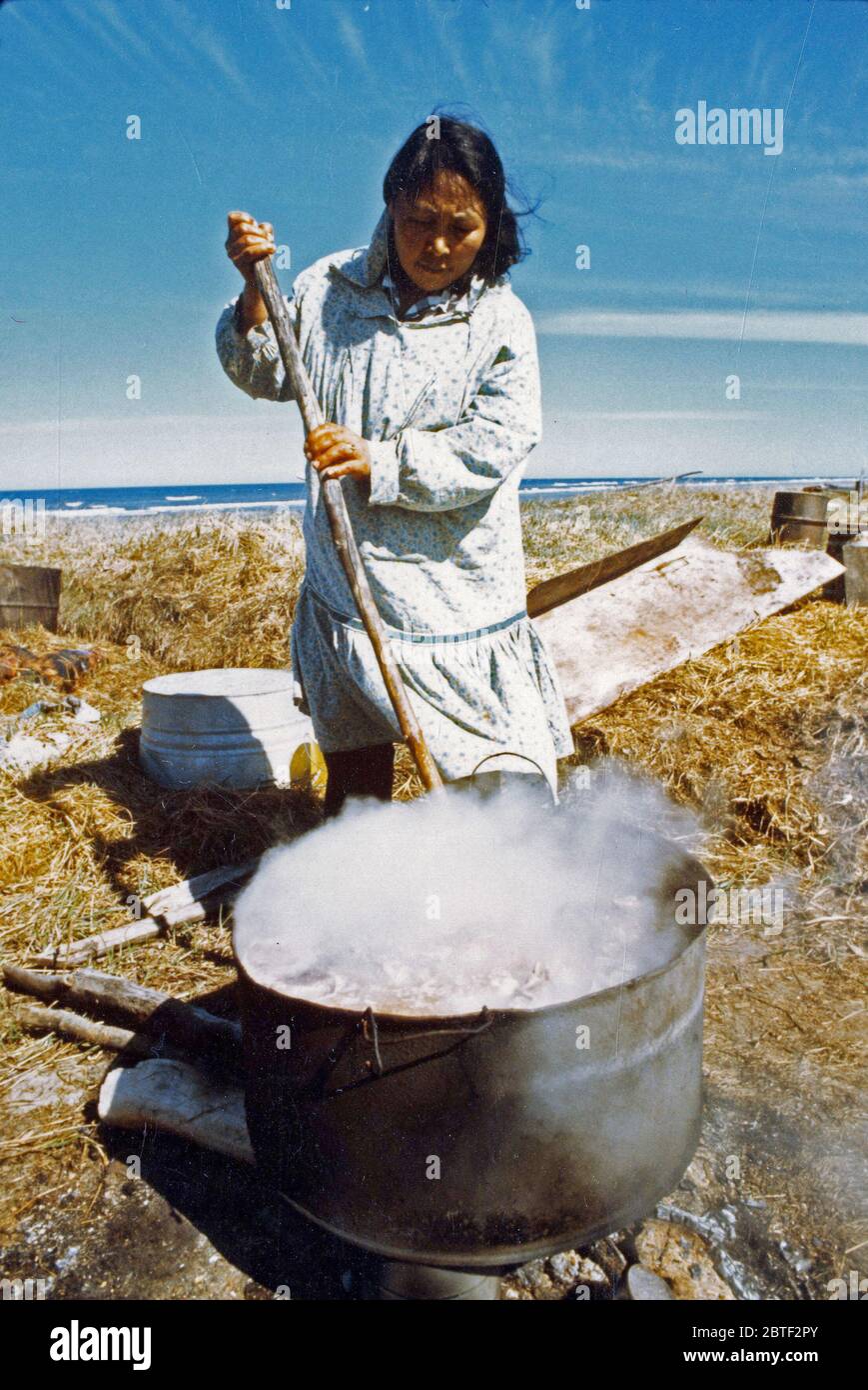 Juli 1974 - Eskimofrau kochen Walross Flipper Stockfoto