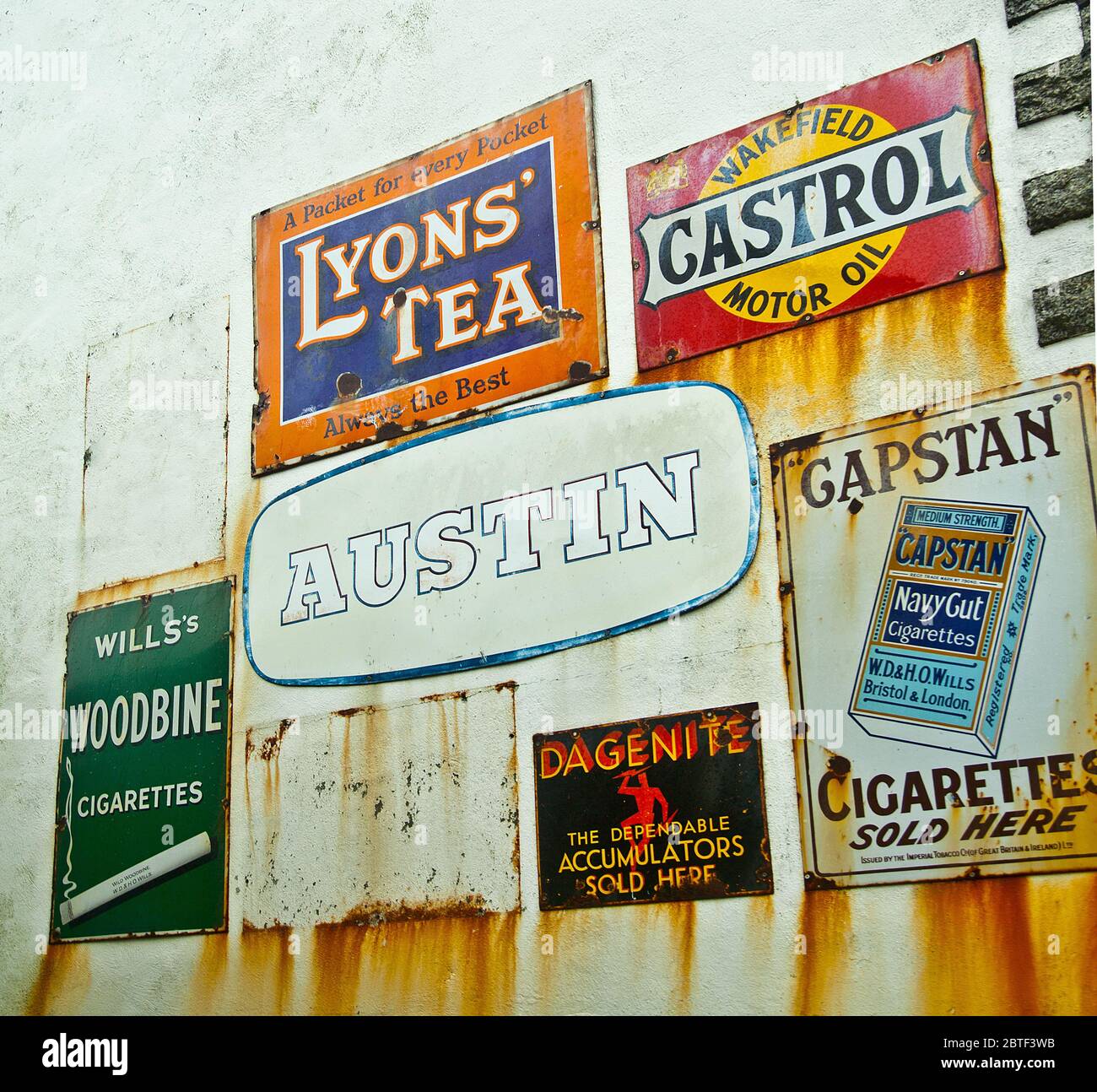 Traditionelle Metallschild Werbung Stockfoto