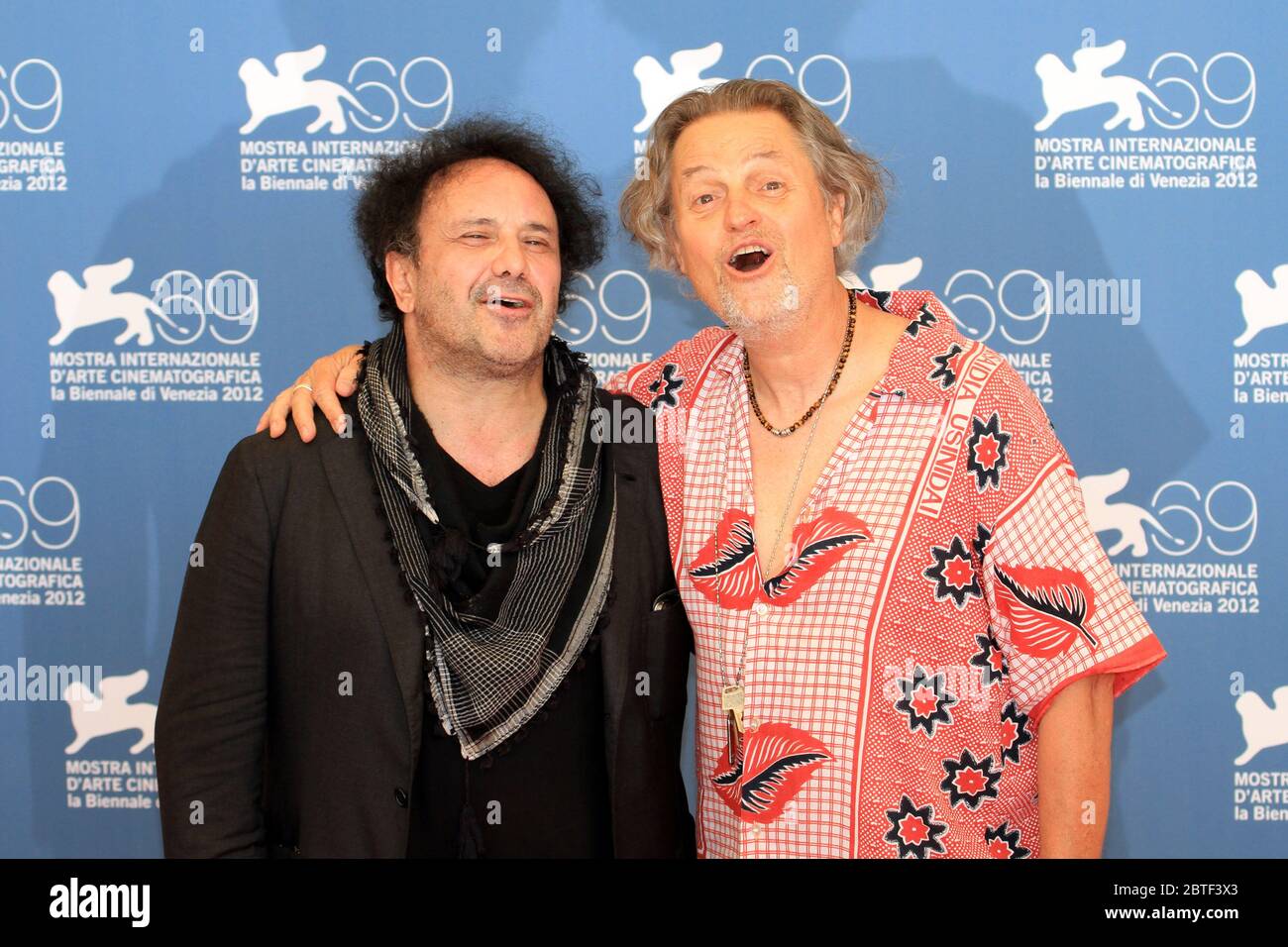 VENEDIG, ITALIEN - AUGUST 29: Enzo Avitabile und Jonathan Demme besuchen Enzo Avitabile Music Life Fotocall während des 69. Filmfestivals in Venedig Stockfoto