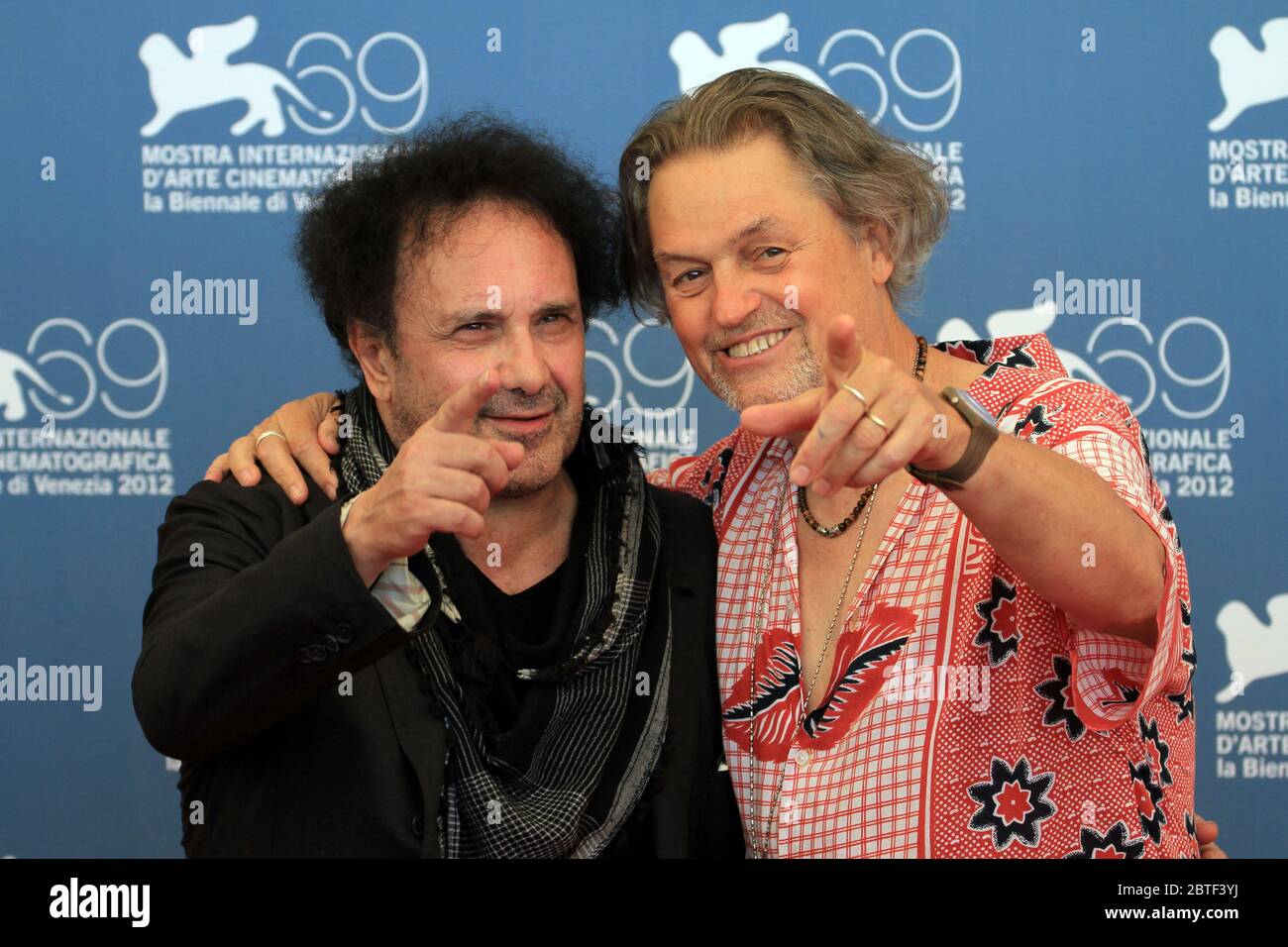 VENEDIG, ITALIEN - AUGUST 29: Enzo Avitabile und Jonathan Demme besuchen Enzo Avitabile Music Life Fotocall während des 69. Filmfestivals in Venedig Stockfoto