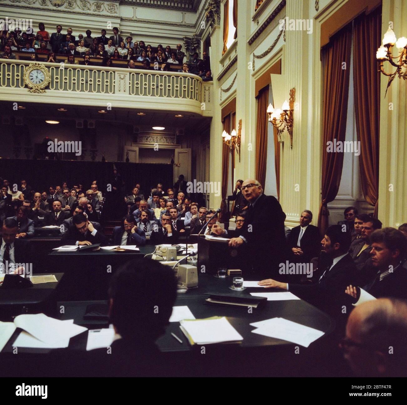 Ministerpräsident Joop den Uyl"-in der Zweiten Kammer (Repräsentantenhaus) in Den Haag, Südholland Mai 1973 Stockfoto