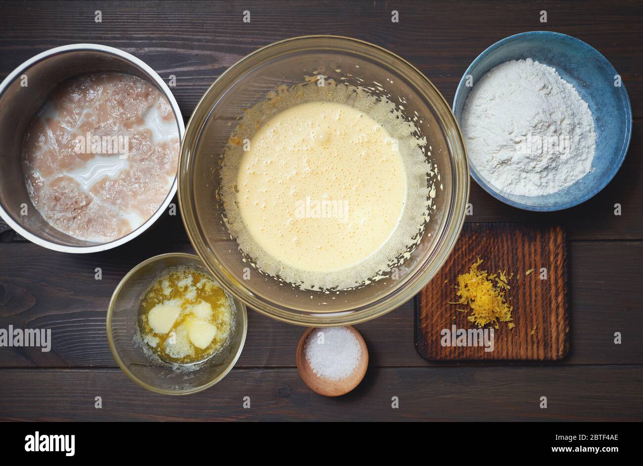 Prozess der Zubereitung von Osterkuchen Cruffin, mit getrockneten Früchten und Nüssen dekoriert. Stockfoto