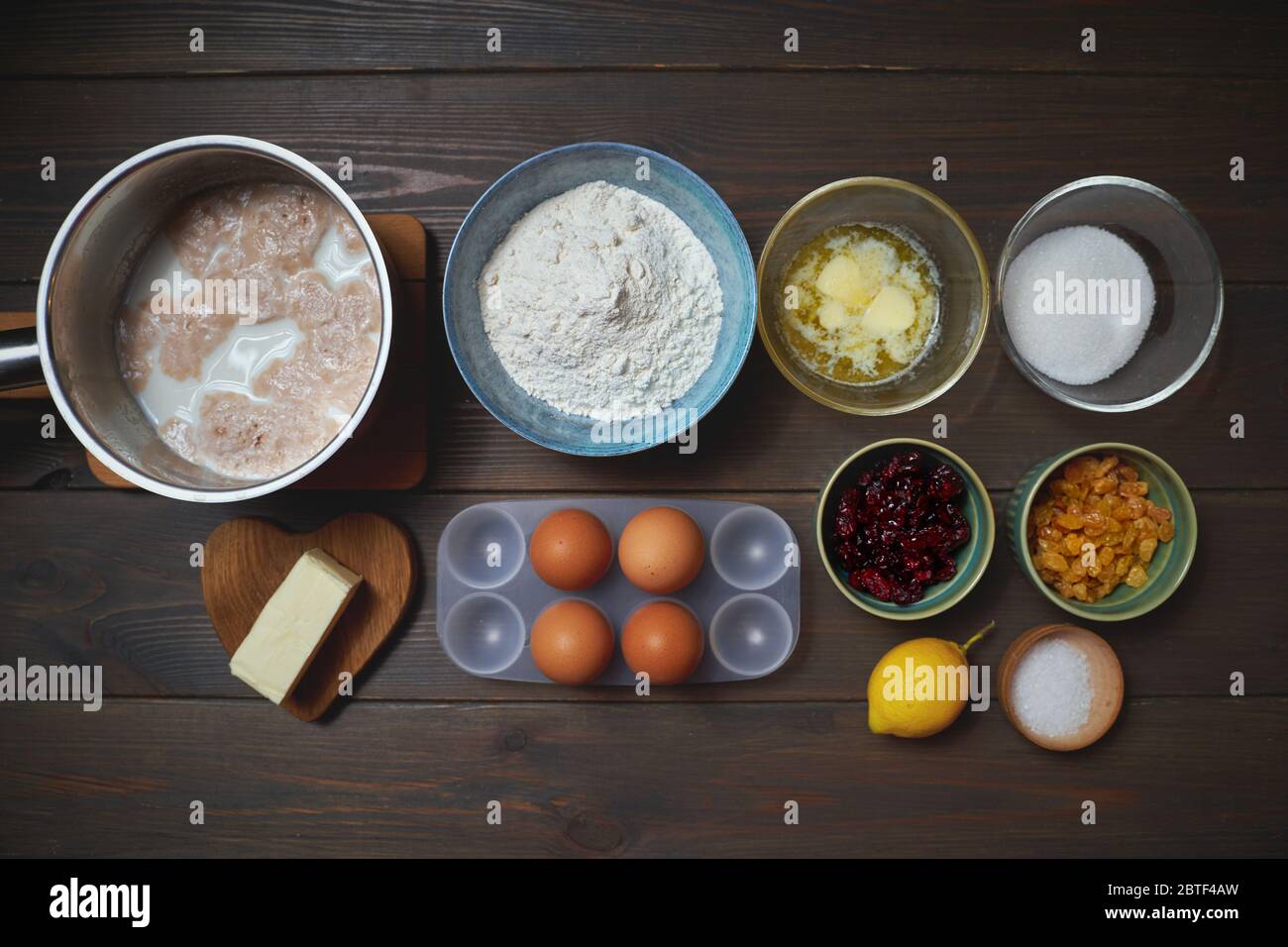 Prozess der Zubereitung von Osterkuchen Cruffin, mit getrockneten Früchten und Nüssen dekoriert. Stockfoto
