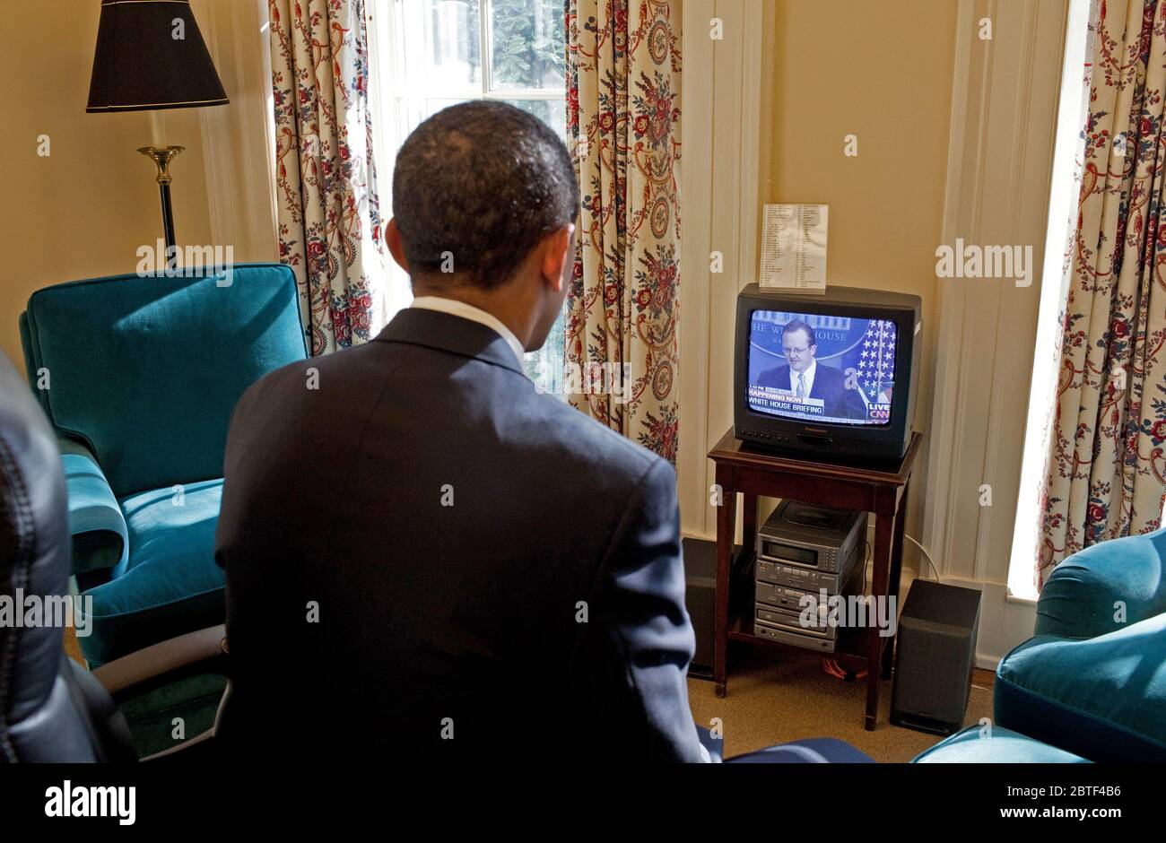 Präsident Obama Uhren Pressesprecher Robert Gibbs' ersten Briefing zum Fernsehen, in seiner Studie aus dem Oval Office 1/22/09. Stockfoto