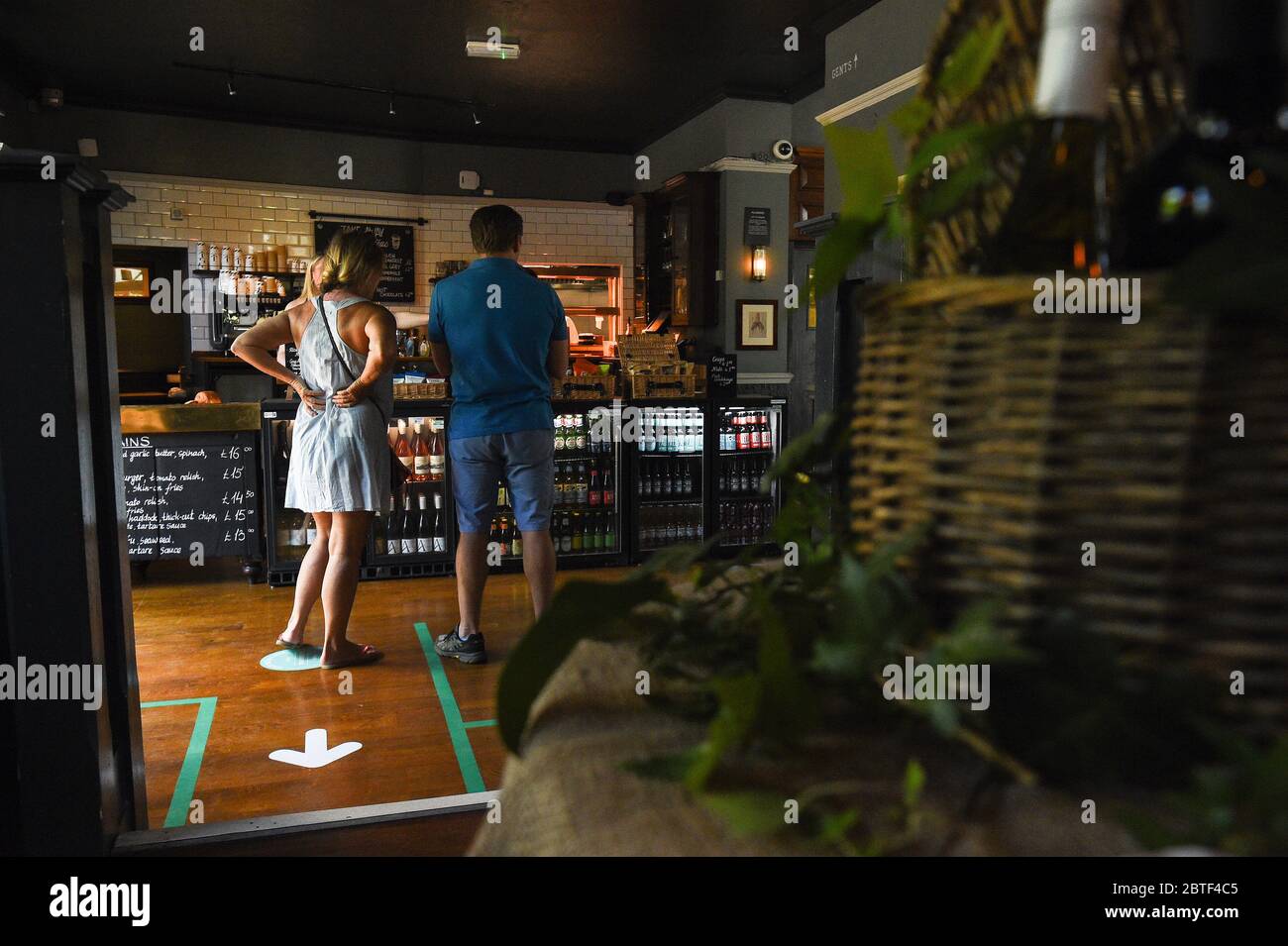 Kunden nutzen ein Einwegsystem im Crabtree Pub in Fulham, London, das nach Einführung von Maßnahmen, um das Land aus der Sperrungen zu bringen, ein Braten-Dinner zum Mitnehmen anbietet. Stockfoto