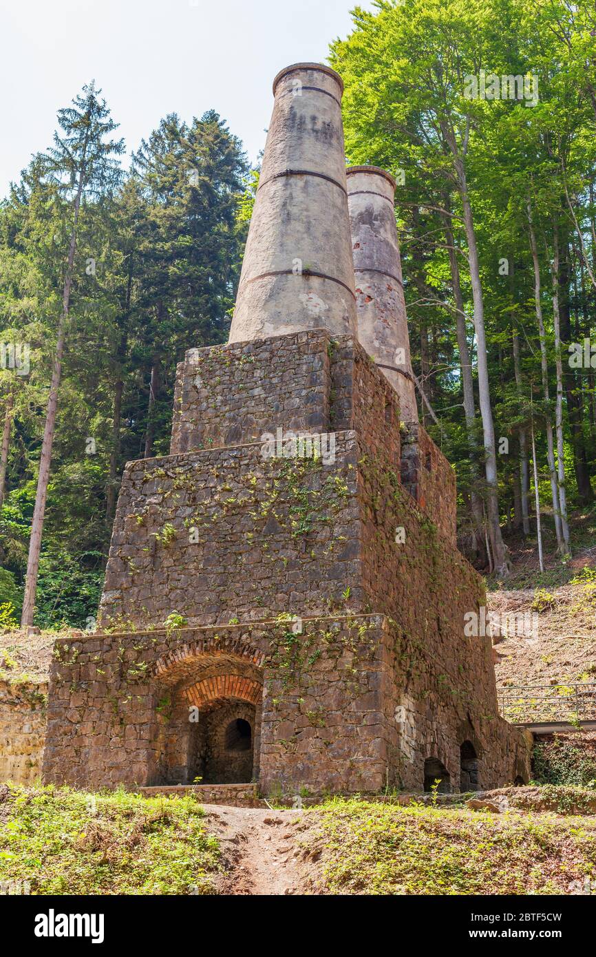 Ofen und Türme des Zementwerks Litzlsdorf, einem denkmalgeschützten Gebäude Stockfoto