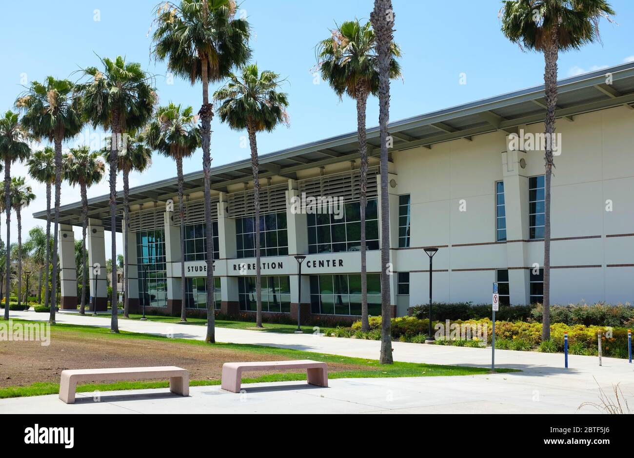 FULLERTON CALIFORNIA - 23. MAI 2020: Student Recreation Center auf dem Campus der California State University Fullerton, CSUF. Die Anlage hat alles Stockfoto