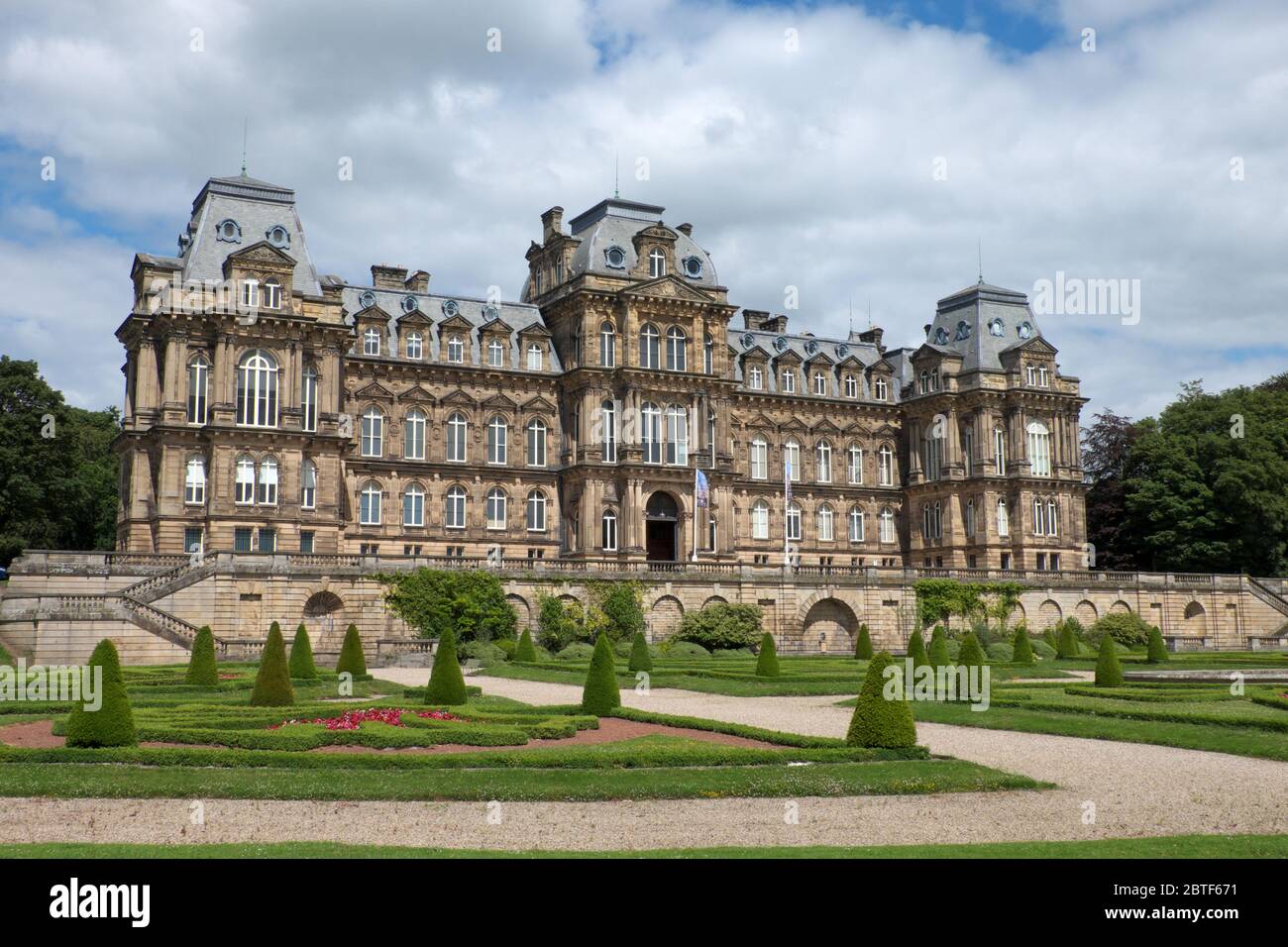 Das Bowes Museum ist eine der beliebtesten Besucherattraktionen in Barnard Castle, County Durham. Das Bild zeigt auch die Landschaftsgärten Stockfoto