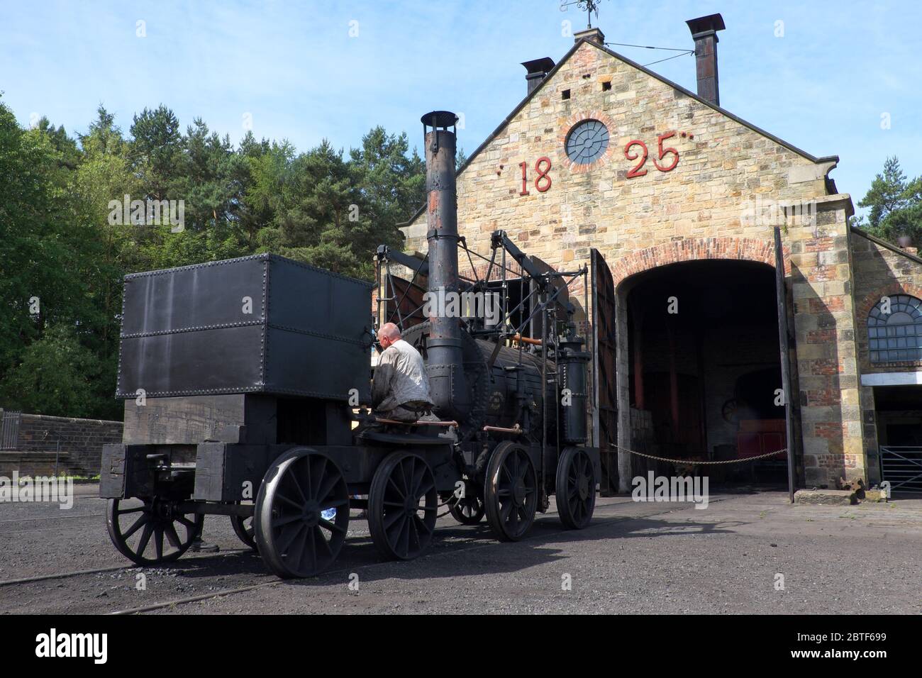 Eine frühe Dampflokomotive vor dem Great Shed in '1820s Pockerley Wagonway', Teil des Beamish Museums in der Grafschaft Durham, England Stockfoto