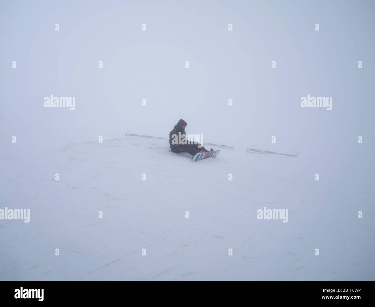 GREVENA, GRIECHENLAND - 24. MÄRZ 2018: Snowboarder auf dem Gipfel eines Berges mit Schnee und Nebel im Skigebiet Vasilitsa Stockfoto