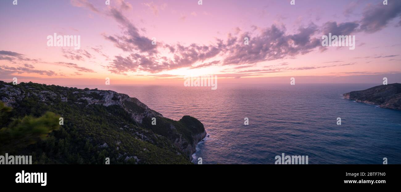 Sonnenuntergang mit Meer und Glihen am Nachmittag Himmel mit Wolken Stockfoto