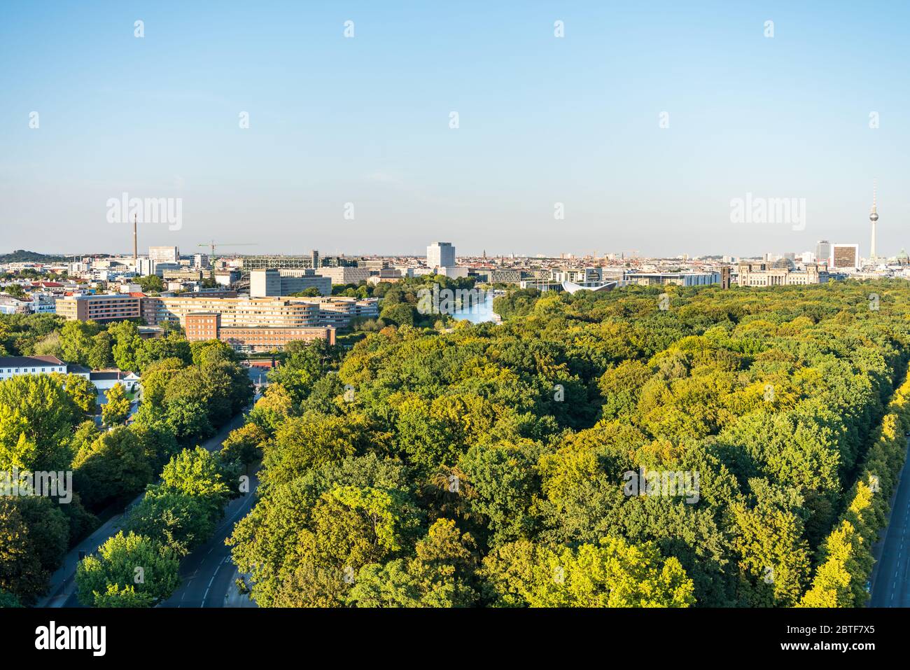 Panorama-Blick auf Berlin, Blick von der Spitze der Berliner Siegessäule im Tiergarten, Berlin, mit modernen Skylines und grünem Wald. Stockfoto