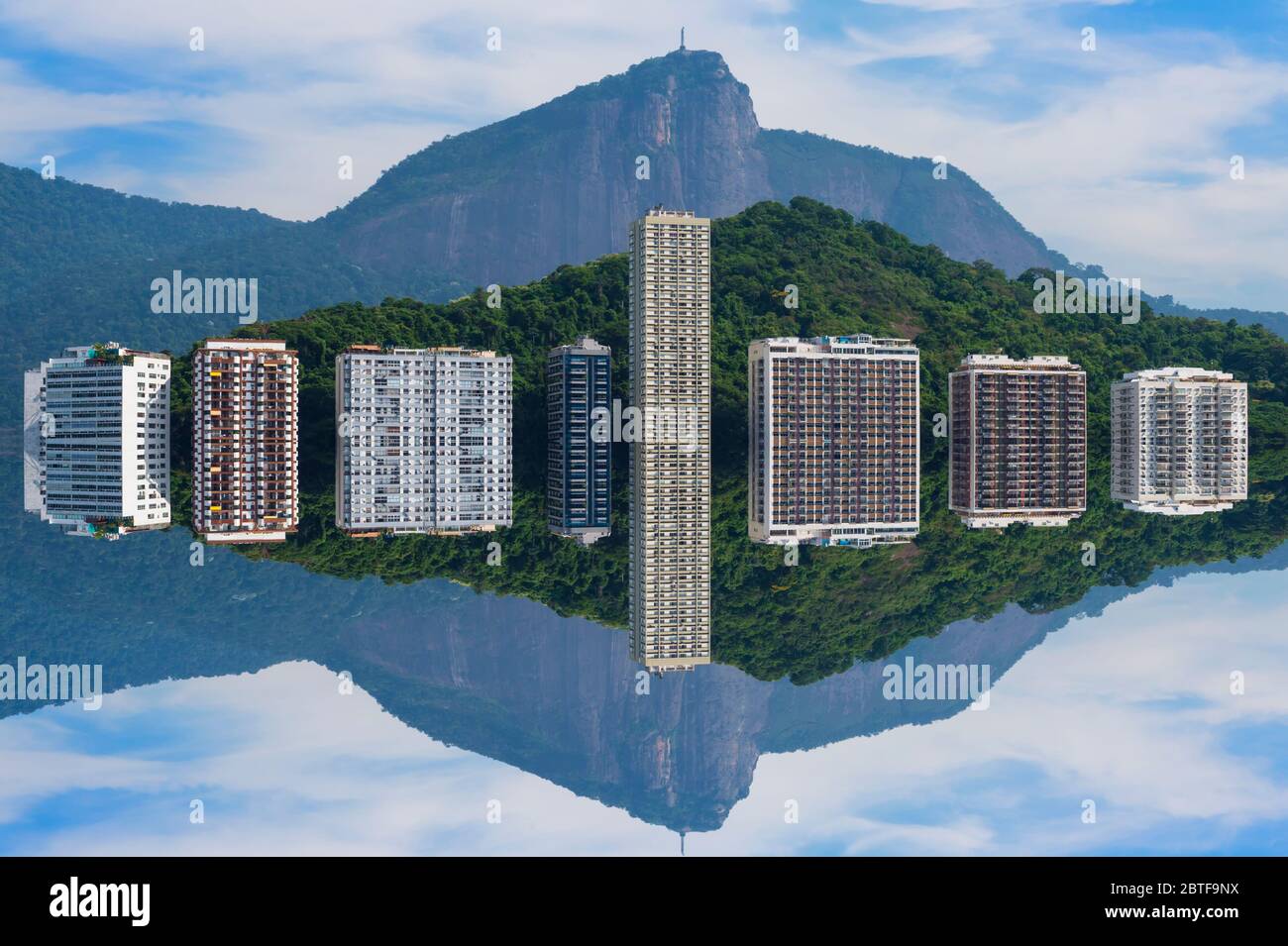 Gebäude Reflectiong in Lagoa Rodrigo de Freitas, Ipanema, Rio De Janeiro, Brasilien Stockfoto