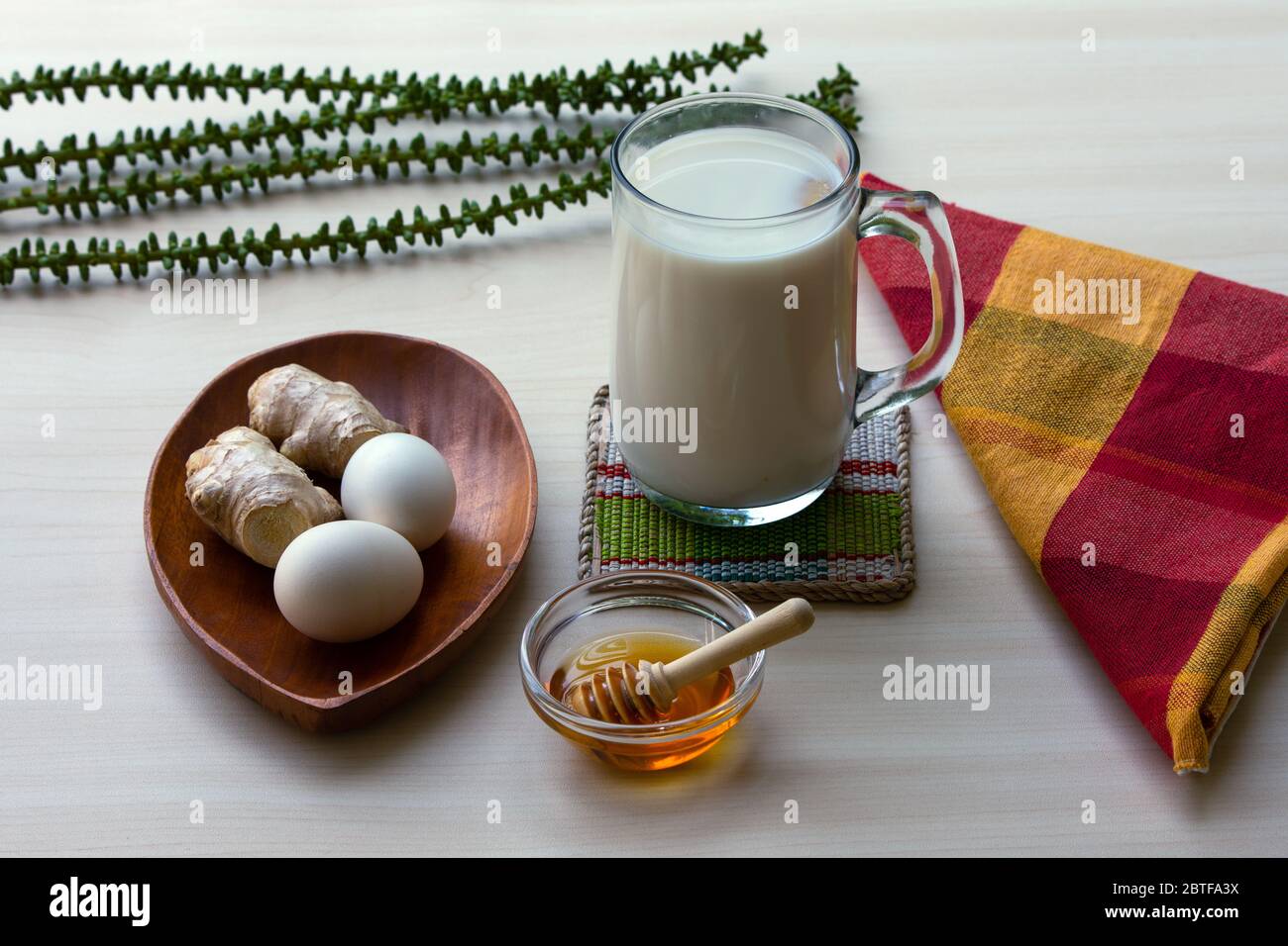 Ein traditionelles Getränk aus Ingwer und rohem Ei. Einige Varianten sind umgangssprachlich in Indonesien als STMJ (Susu Telor Madu Jahe) bekannt. Stockfoto