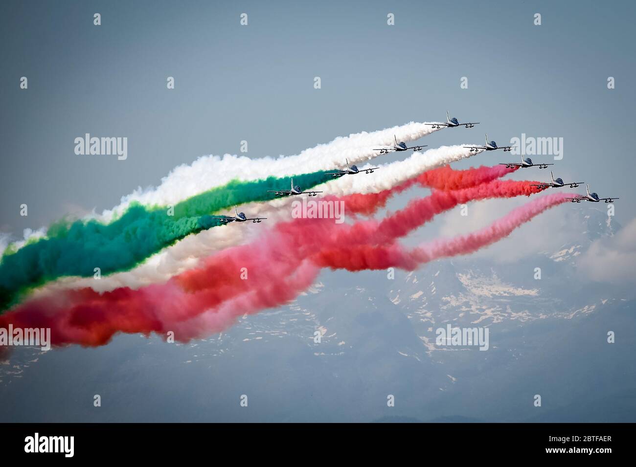 Turin, Italien. Mai 2020. TURIN, ITALIEN - 25. Mai 2020: Die Akrobatik-Einheit der italienischen Luftwaffe Frecce Tricolori (dreifarbige Pfeile) tritt im Rahmen der Luftfahrtinitiative "Abbraccio Tricolore" (Tricolor Hug) über Turin auf. Der Flug über Turin ist einer von vielen, die im Hinblick auf den Tag der Republik am 2. Juni 2020 die Frecce Tricolori über Italien führen, die alle Regionen durchqueren und symbolisch die italienische Nation mit tricolor Dämpfen umarmen. (Foto: Nicolò Campo/Sipa USA) Quelle: SIPA USA/Alamy Live News Stockfoto