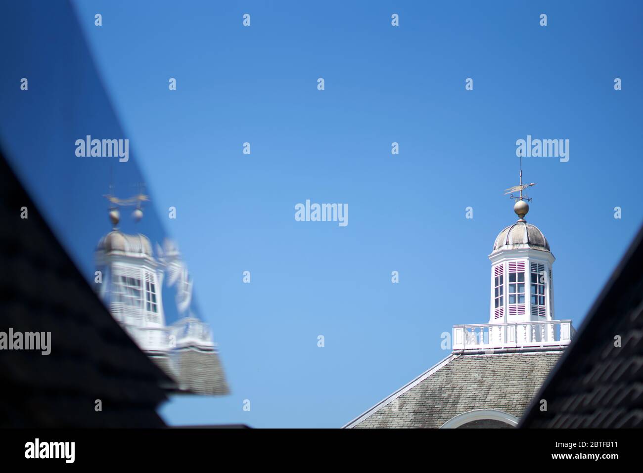 kirche im Spiegel an dem Tag reflektiert Stockfoto