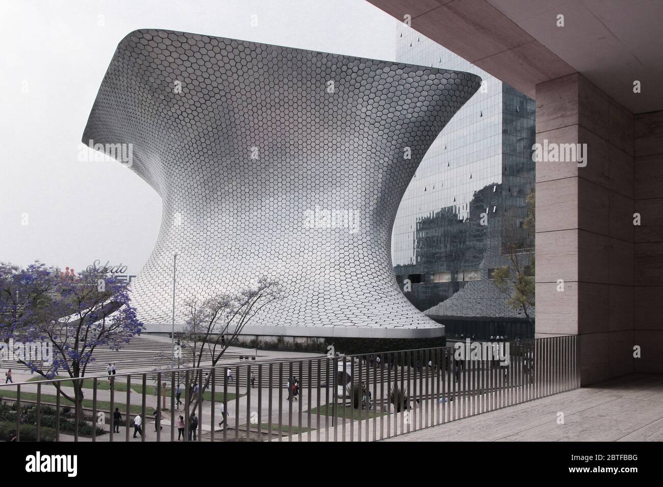 Berühmtes Soumaya Museum in Mexiko-Stadt, Blick vom Jumex Museum Stockfoto