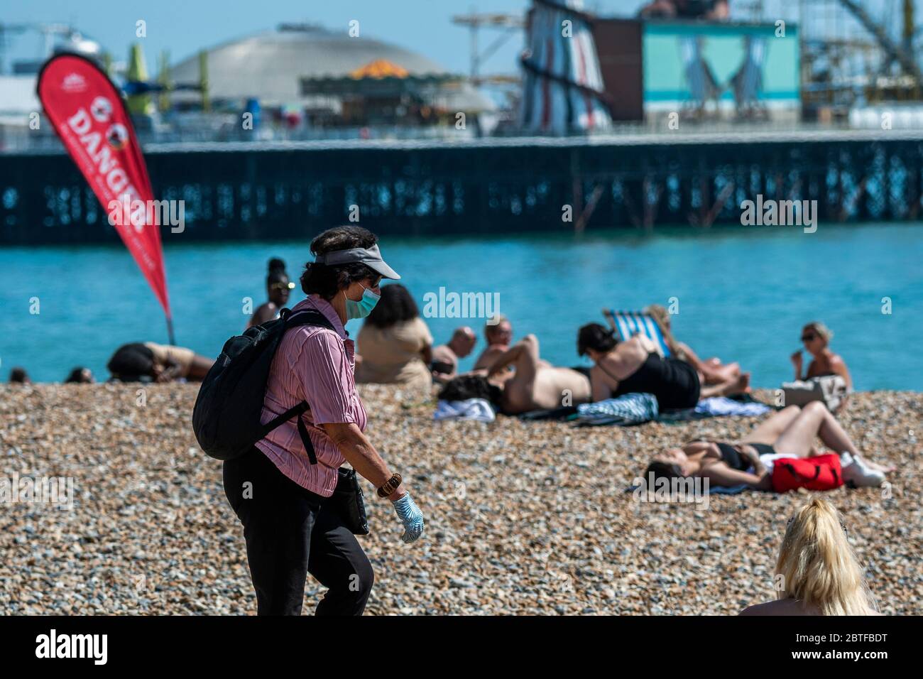 Brighton, Großbritannien. Mai 2020. Es ist sonnig und die Menschen kommen an den Strand und die Küste von Brighton, während der Feiertage Montag. Es ist zwar viel los, aber es gibt immer noch viel Raum für soziale Distanz. Die Lockdown-Funktion für den Ausbruch des Coronavirus (Covid 19) wird fortgesetzt. Kredit: Guy Bell/Alamy Live News Stockfoto