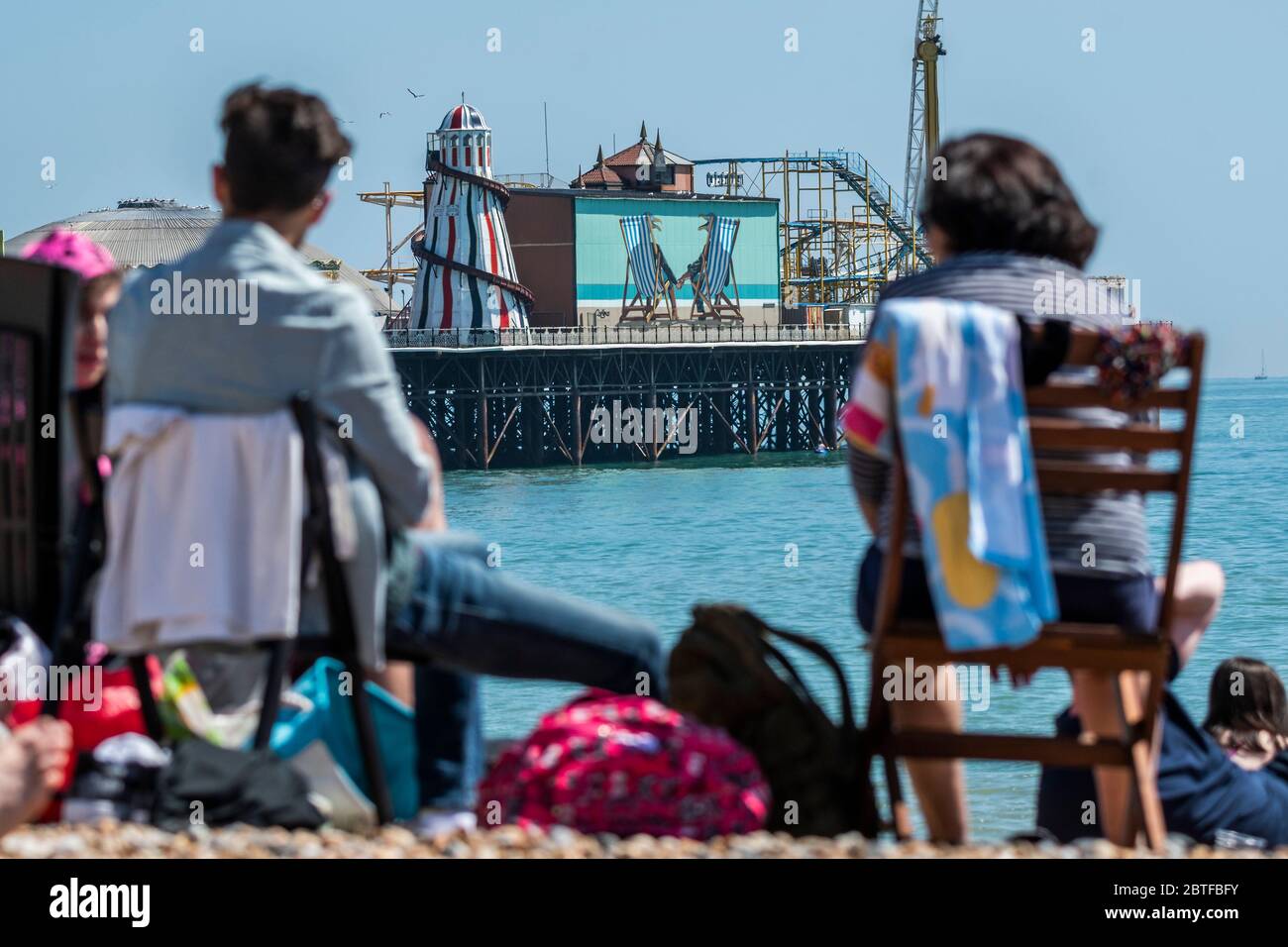 Brighton, Großbritannien. Mai 2020. Es ist sonnig und die Menschen kommen an den Strand und die Küste von Brighton, während der Feiertage Montag. Es ist zwar viel los, aber es gibt immer noch viel Raum für soziale Distanz. Die Lockdown-Funktion für den Ausbruch des Coronavirus (Covid 19) wird fortgesetzt. Kredit: Guy Bell/Alamy Live News Stockfoto
