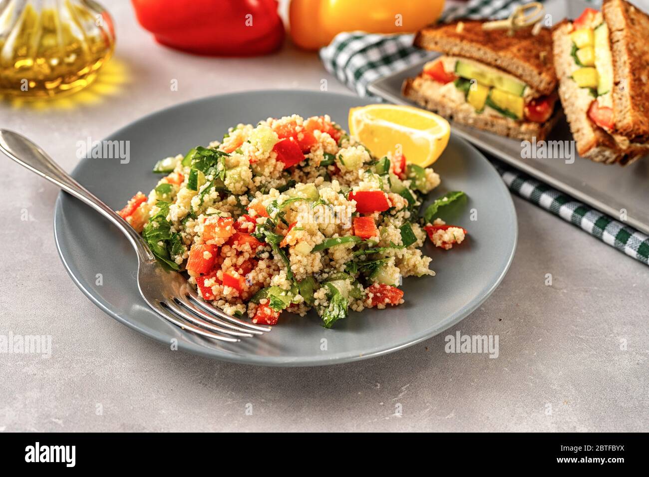 Veganes Mittag- oder Abendessen bestehend aus erfrischendem Couscous-Salat und Sandwiches Stockfoto