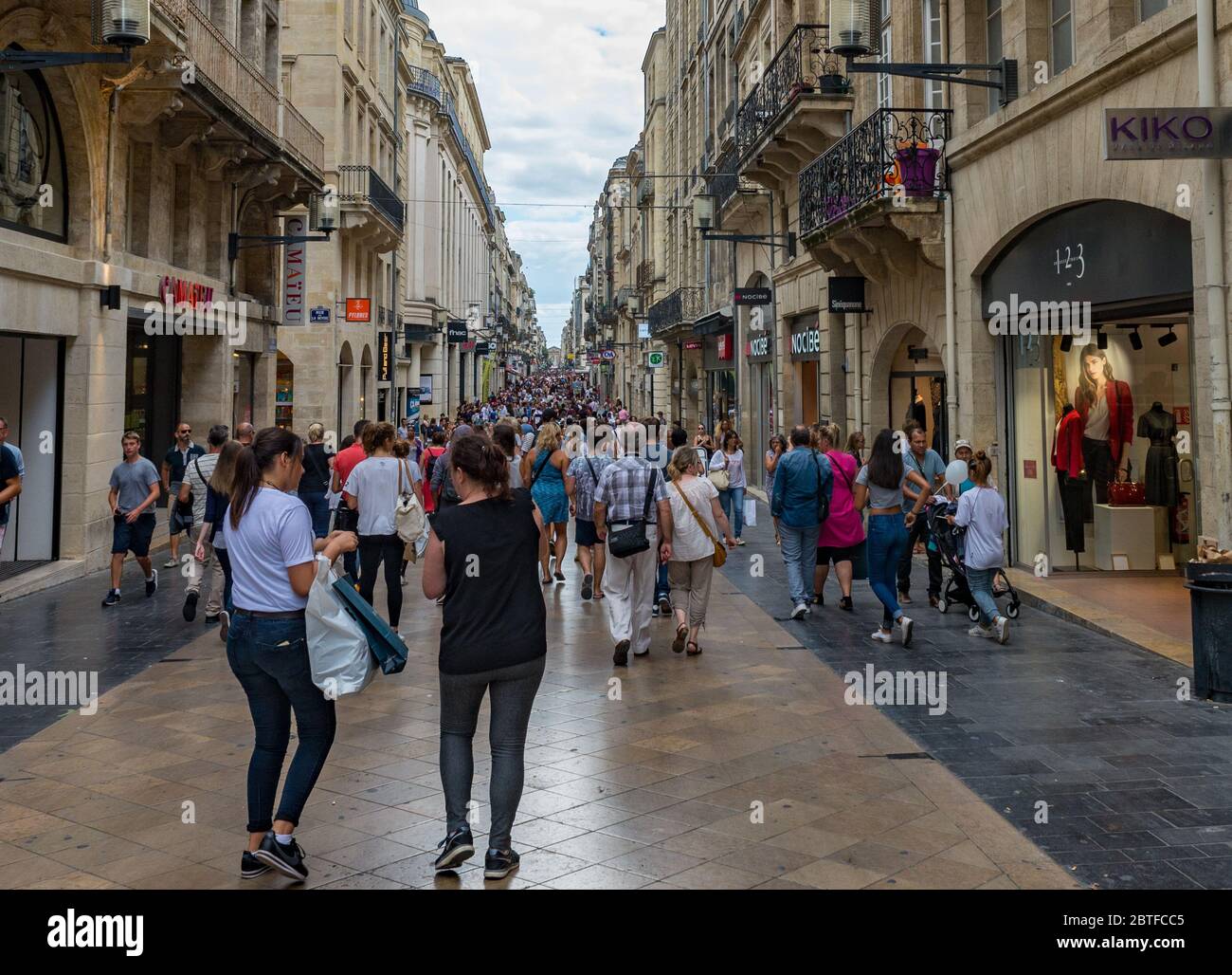 BORDEAUX, FRANKREICH - 27. September 2018: Menschen, die auf der Rue Sainte Catherine in Bordeaux spazieren gehen in der Abenddämmerung ist die Haupteinkaufsstraße die längste Fußgängerzone Stockfoto