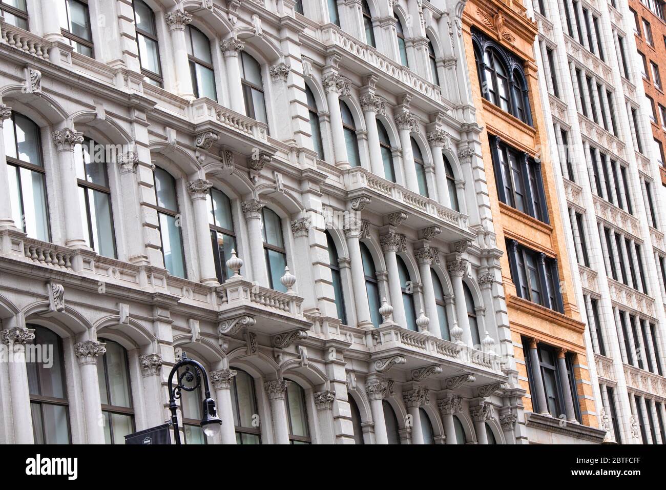 Blick auf eine Reihe klassischer New York City-Apartmenthäuser in SoHo Manhattan Stockfoto