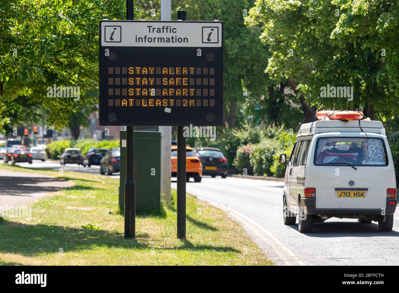 Bleiben Sie wachsam Matrix-Schild am 2020. Mai Feiertag Montag in Southend on Sea, Essex, Großbritannien, während der COVID-19 Coronavirus. Verkehr in Richtung Meer Stockfoto