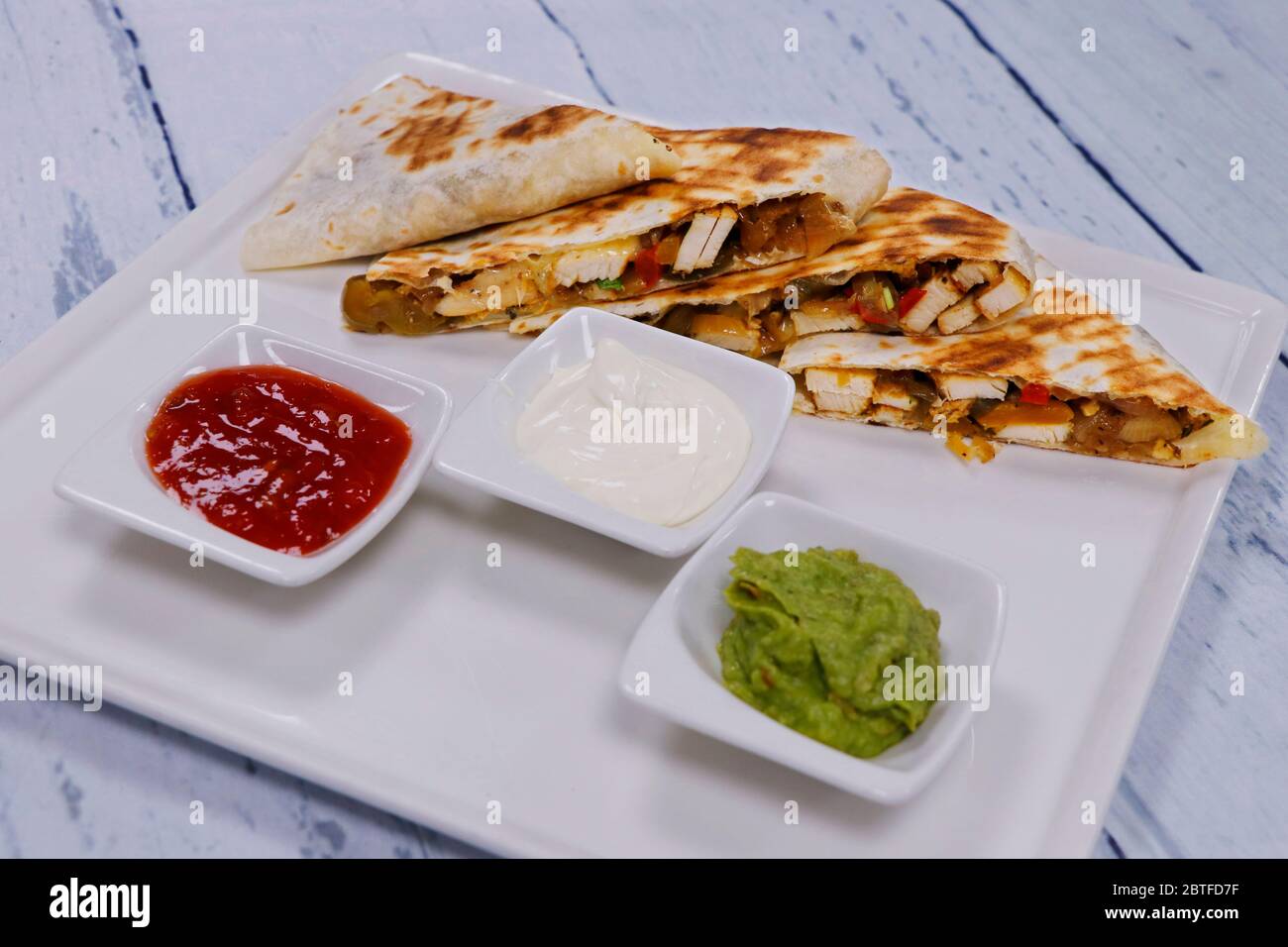 mexikanische Quesadilla-Sandwiches mit Hühnchen und typische Gewürze Stockfoto