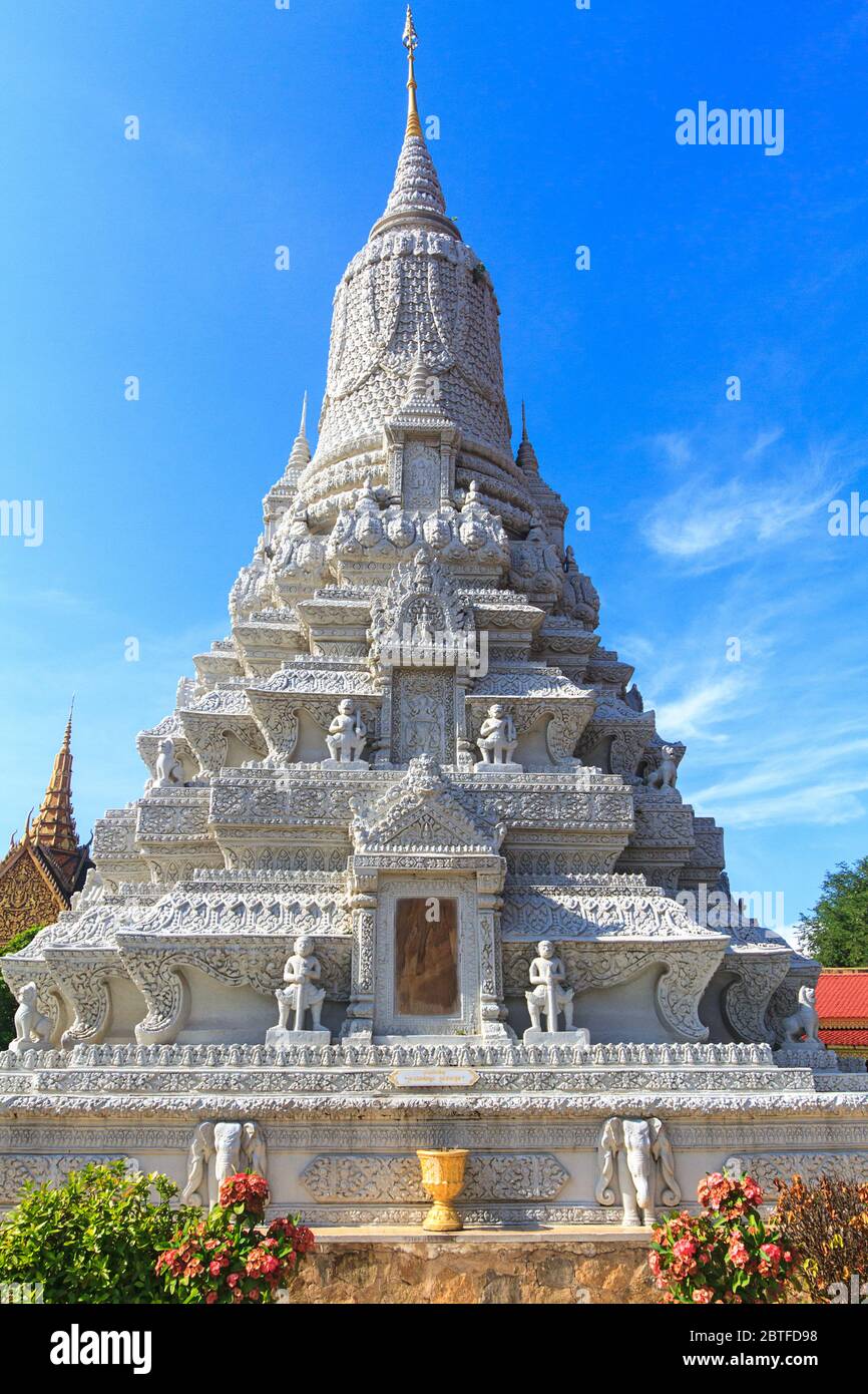 Stupa bei der Silberpagode in Phnom Phen, Kambodscha, gebaut, um die Asche von König Norodom Suramarit zu beherbergen. Es wird allgemein als Wat Preah Keo bezeichnet Stockfoto