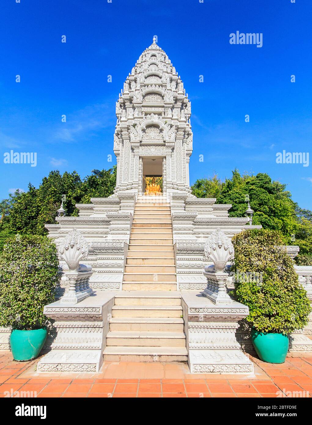 Stupa bei der Silberpagode in Phnom Phen, Kambodscha, beherbergt Asche von König Sihanouk, der 2012 starb, und seiner Lieblingstochter Kantha Bopha Stockfoto