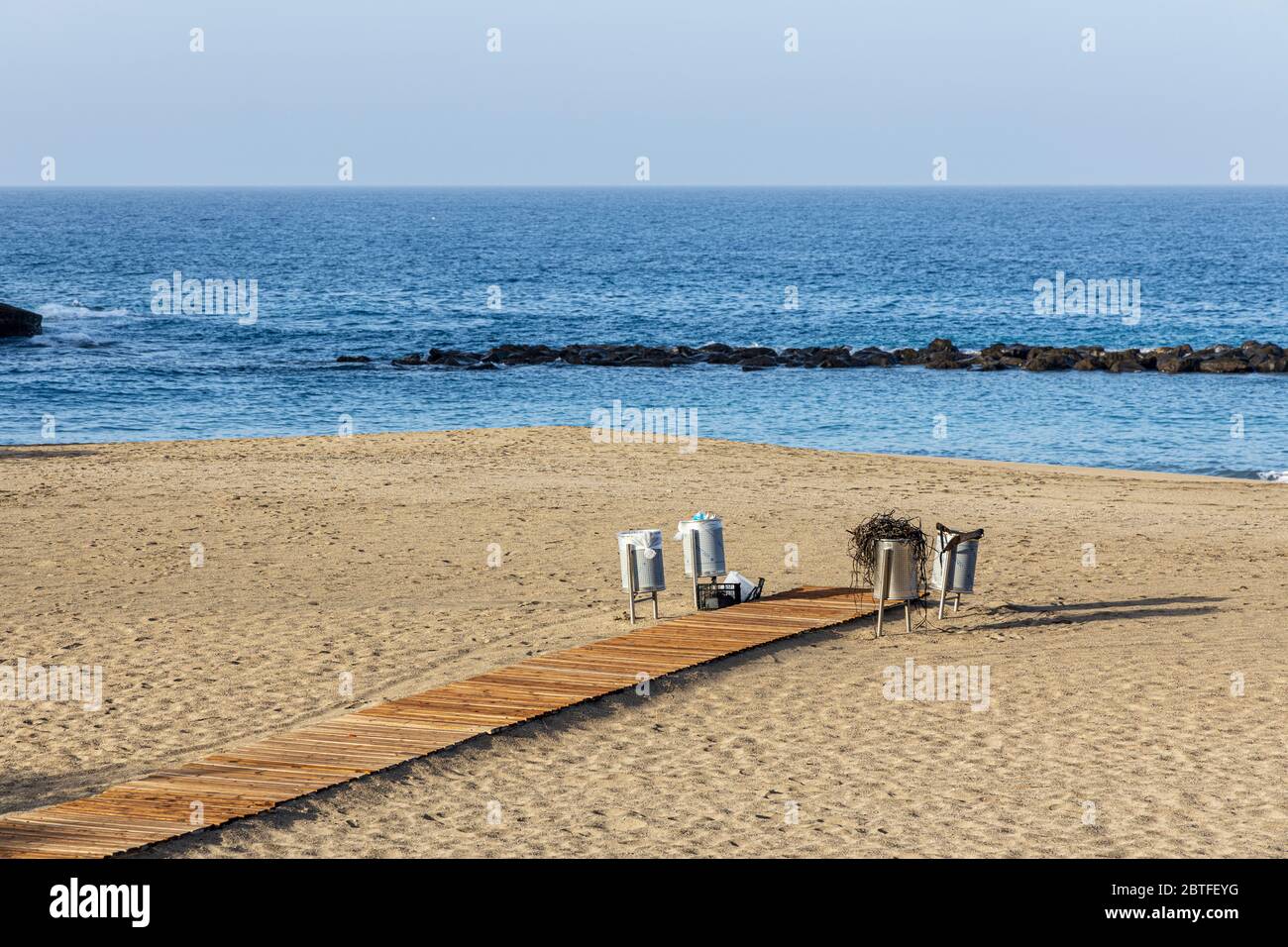 Mülltonnen voll Müll am Ende eines Holzwegs am Strand Playa del Duque am ersten Tag der zweiten Phase der Deeskalation, Covid19, Coronavi Stockfoto