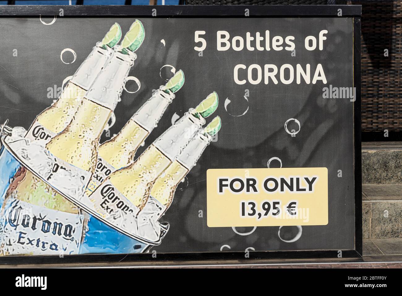 Anzeige für Corona Bierflaschen Angebot am ersten Tag der zweiten Phase der Deeskalation, Covid19, Coronavirus, Notstand, Costa Adeje, Teneriffa, Stockfoto