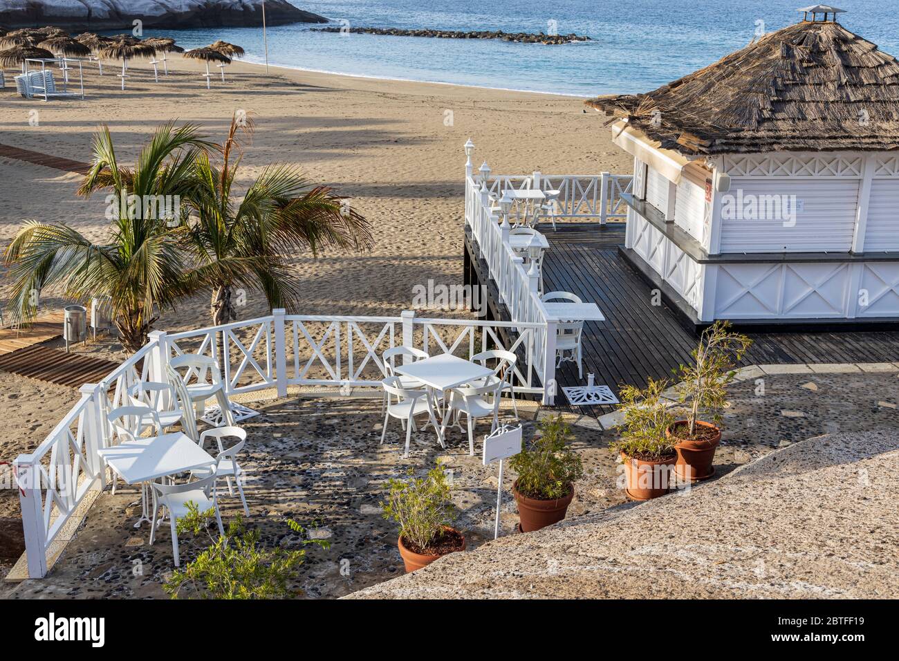 Geschlossene Strandbar am Playa del Duque am ersten Tag der Phase zwei der Deeskalation, Covid19, Coronavirus, Notstand, Costa Adeje, Teneriffa, C Stockfoto