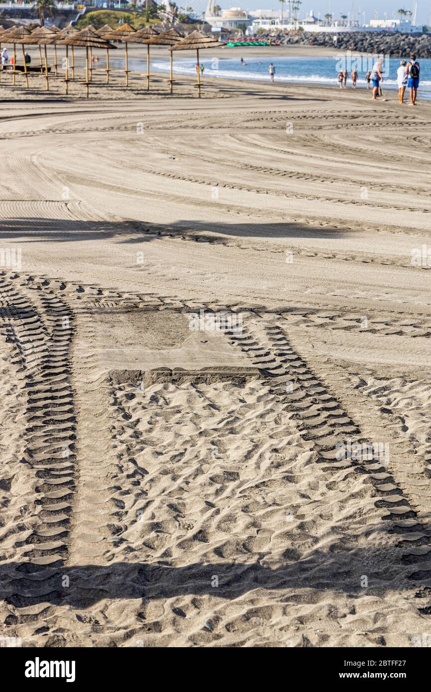 Reifenspuren auf dem Sand des Playa Fañabe Strand am ersten Tag der Phase zwei der Deeskalation, Covid19, Coronavirus, State of Emergency, Costa Adeje, T Stockfoto