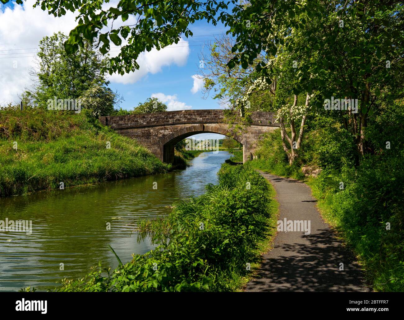 Blick auf den Union Canal und den Abschleppweg in Old Philpstoun in West Lothian, Schottland, Großbritannien Stockfoto