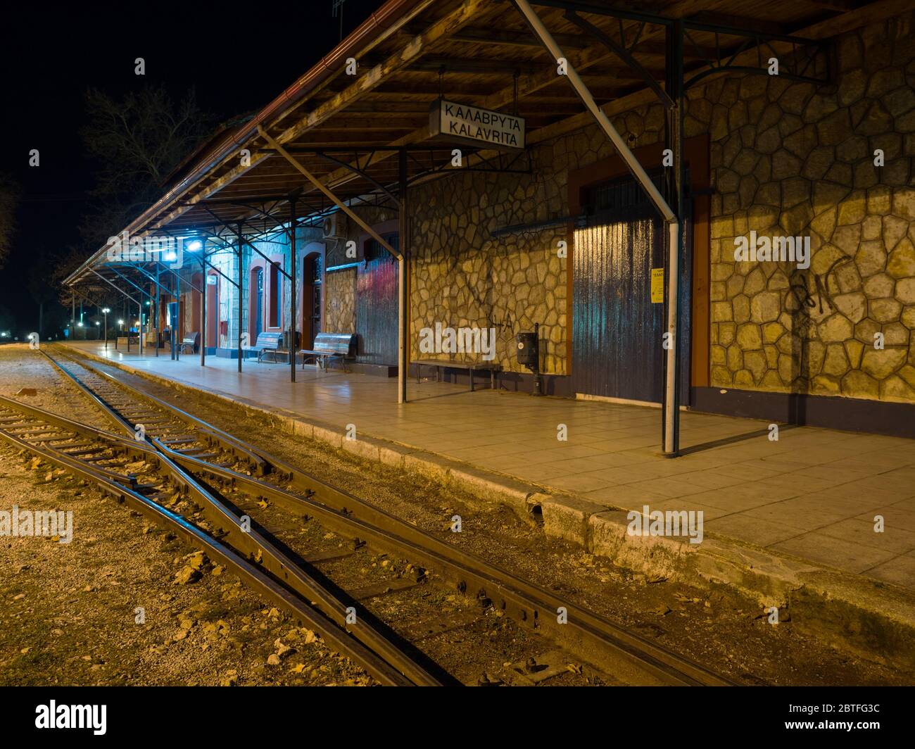 Alte traditionelle Bahnhof in der Nacht von Kalavrita Dorf in Peloponnes, Griechenland Stockfoto