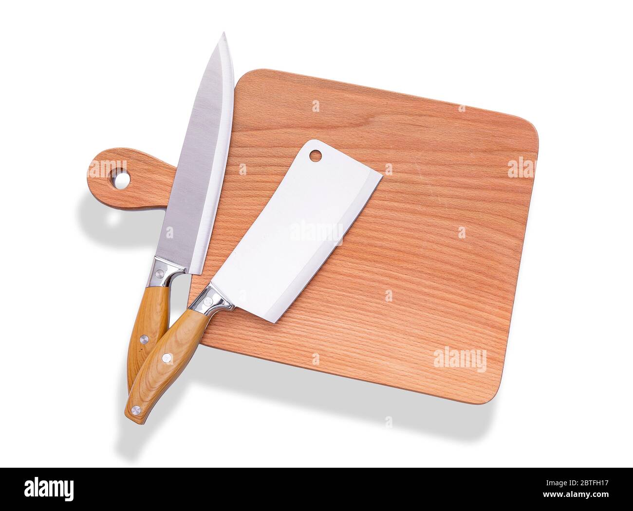 Natürliche Holzschneidebrett mit einem Messer, Küchengeräte. Werkzeuge zum Schneiden von Produkten auf weißem Hintergrund. Stockfoto