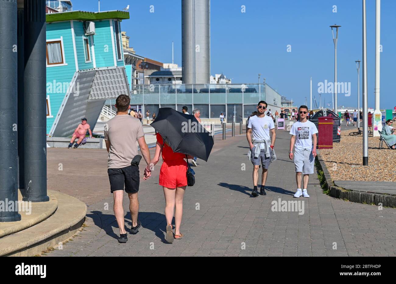 Brighton UK 25. Mai 2020 - Besucher genießen den späten Nachmittag Sonnenschein am Strand und am Meer von Brighton, während das Feiertagswochenende heute an der Südküste während der Coronavirus COVID-19 Pandemie-Krise zu Ende geht. Quelle: Simon Dack / Alamy Live News Stockfoto