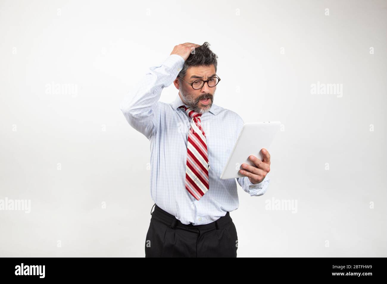 Porträt eines Geschäftsmannes, der von der Krise des Coronavirus und dem finanziellen Verlust schockiert ist, hat er die Hand auf der Stirn und ist verärgert. Remote-Quarantänearbeit c Stockfoto