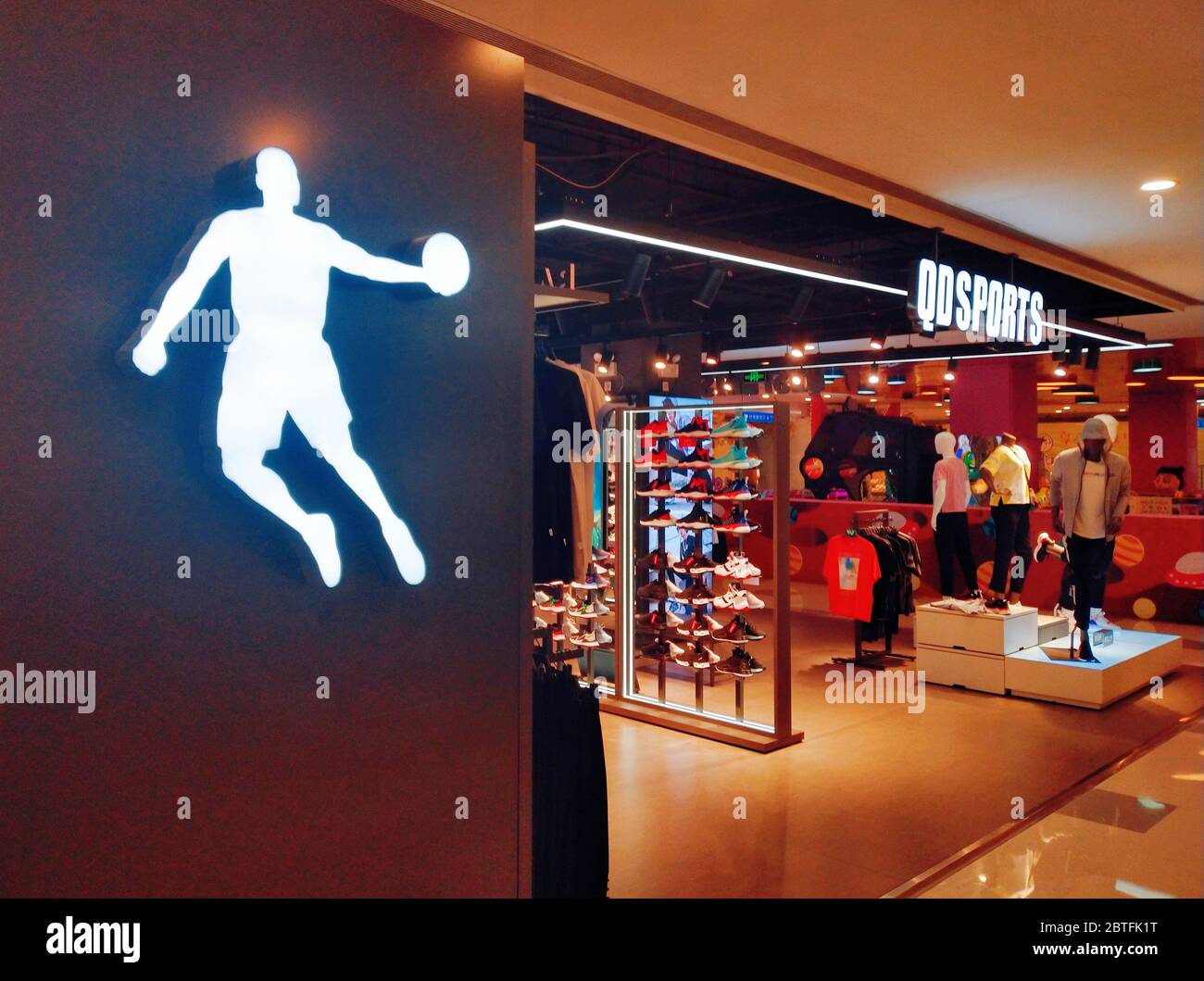 Shanghai, China. Mai 2020. Die berühmte Sportmarke QIAODAN, die von Michael Jordan angeklagt wurde, ändert ihr Logo in QDSPORTS in China am 24. Mai 2020.(Foto: TPG/cnspphotos) (Foto: Top Photo/Sipa USA) Quelle: SIPA USA/Alamy Live News Stockfoto