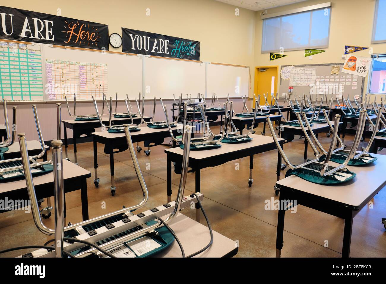 Leeres Klassenzimmer in einer amerikanischen High School; geschlossen für Fernunterricht während der Coronavirus-Pandemie; soziale Distanz und Bildung. Stockfoto