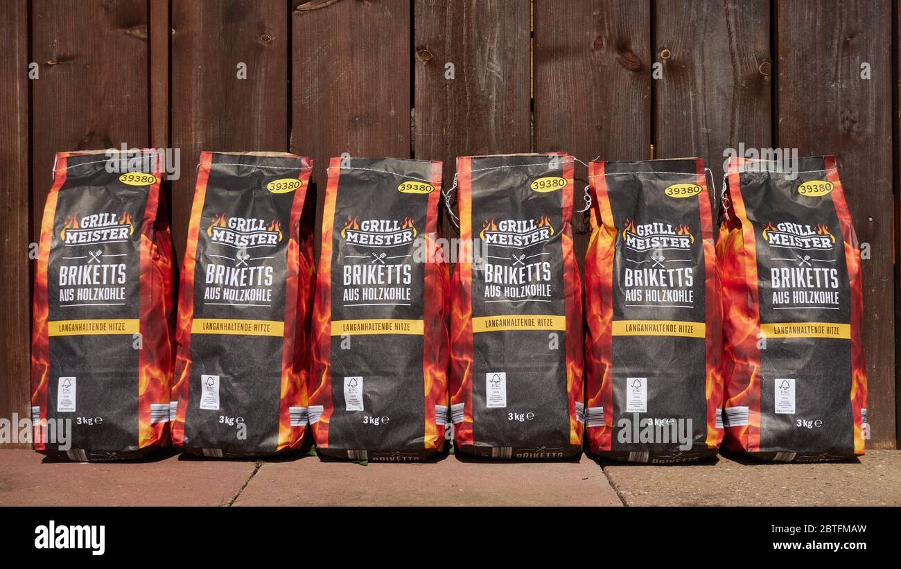 Nuertingen, Deutschland - 19. Mai 2020: Grill Meister Briketts aus Holzkohle, Hausmarke der Firma Lidl, Säcke auf einem Boden aus Steinplatten Stockfoto