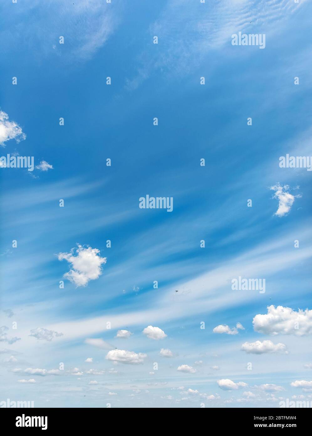 Blauer Himmel mit Wolken. Horizontales Bild des Himmels Stockfoto